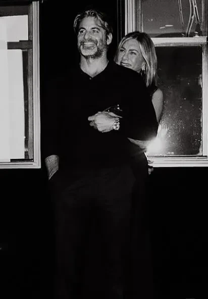 "Если это сон, я не хочу просыпаться". Бойфренд-гипнотерапевт Дженнифер Энистон показал новые фото с ней