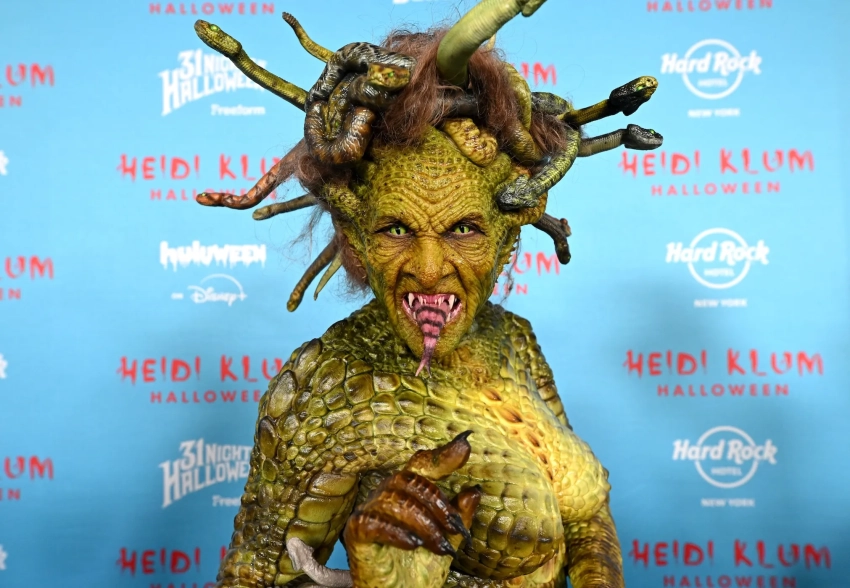 Хайди Клум в образе Медузы Горгоны отметила Хэллоуин с мужем и дочерью