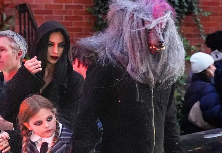 Ирина Шейк (в образе Мортиши Аддамс) отметила Хэллоуин с бывшим возлюбленным Брэдли Купером и дочерью