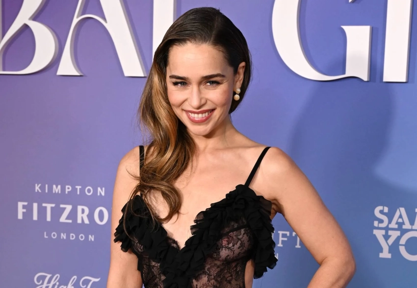 Эмилия Кларк вышла в свет в прозрачном платье без бюстгальтера