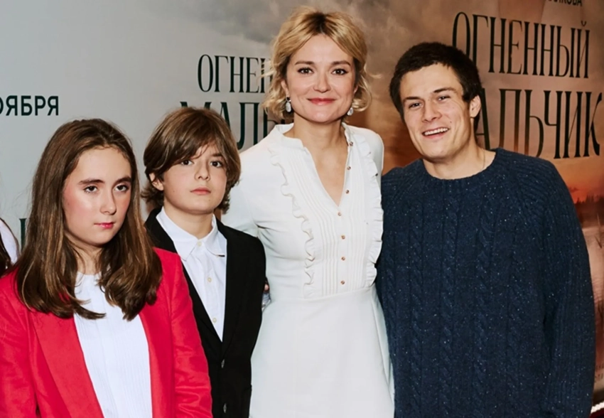 Надежда, Анна и Артём Михалковы с детьми, Егор Кончаловский и Марина Зудина на премьере фильма "Огненный мальчик"
