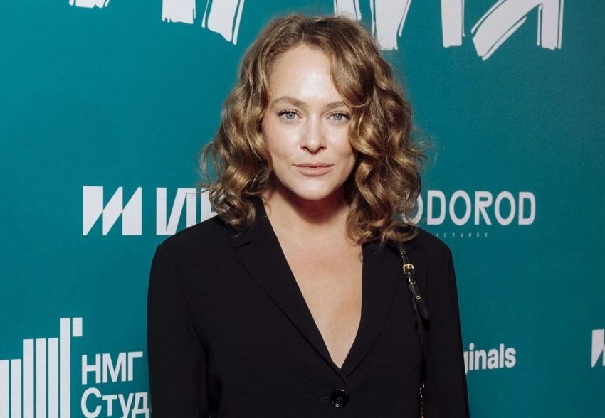 "Эти три месяца стали тяжёлым уроком для меня". Аглая Тарасова вместе с матерью Ксенией Раппопорт появилась в суде по делу о контрабанде наркотиков