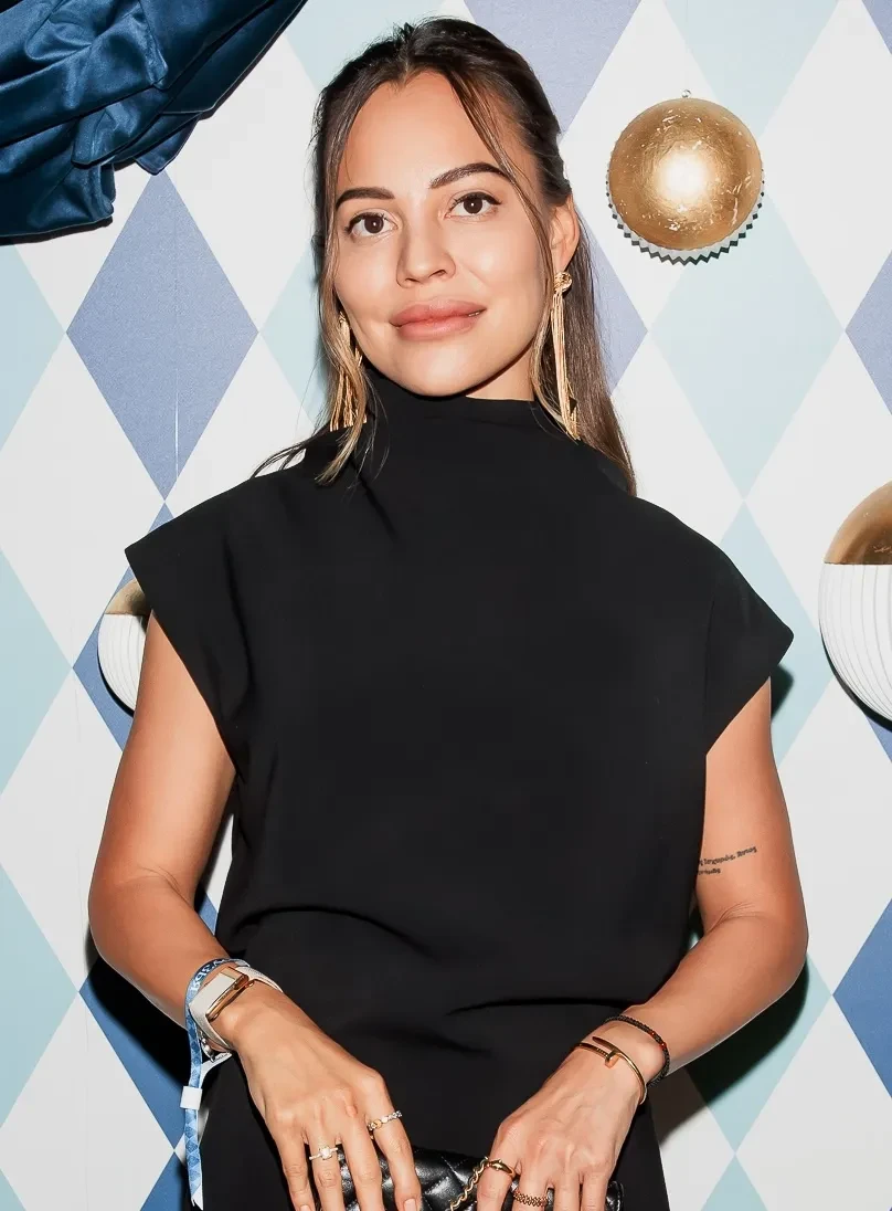 Иван Ургант на сцене, Ксения Собчак, Виктория Манасир, Алексей Воробьёв и Аида Гарифуллина — среди гостей: вся светская Москва на вечере фонда "Друзья"