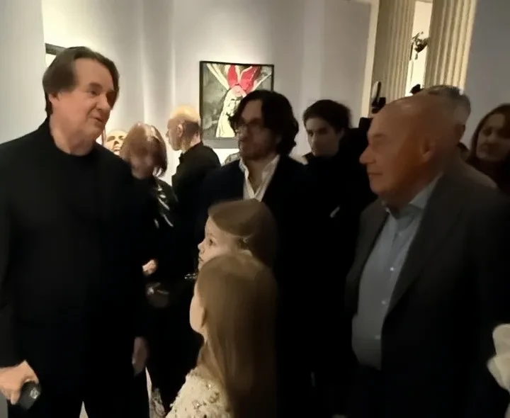 Константин и Софья Эрнст с дочерьми, Владимир Познер, Ольга Любимова на открытии выставки Марка Шагала в Пушкинском музее