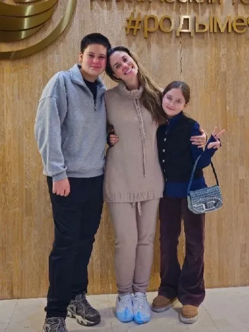 "Руки врача важнее интерьеров". На Spletnik обсуждают роды Агаты Муцениеце за 1 млн рублей в элитной клинике