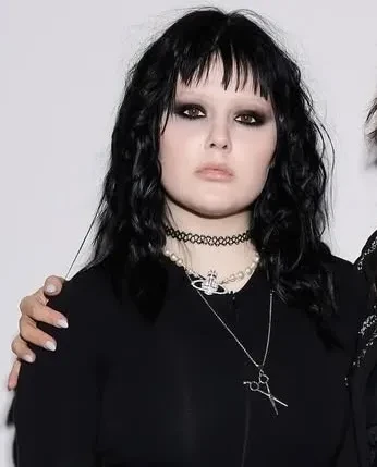 Чёрные волосы, smokey-eyes и шипы: младшая дочь певицы Глюкозы кардинально сменила имидж