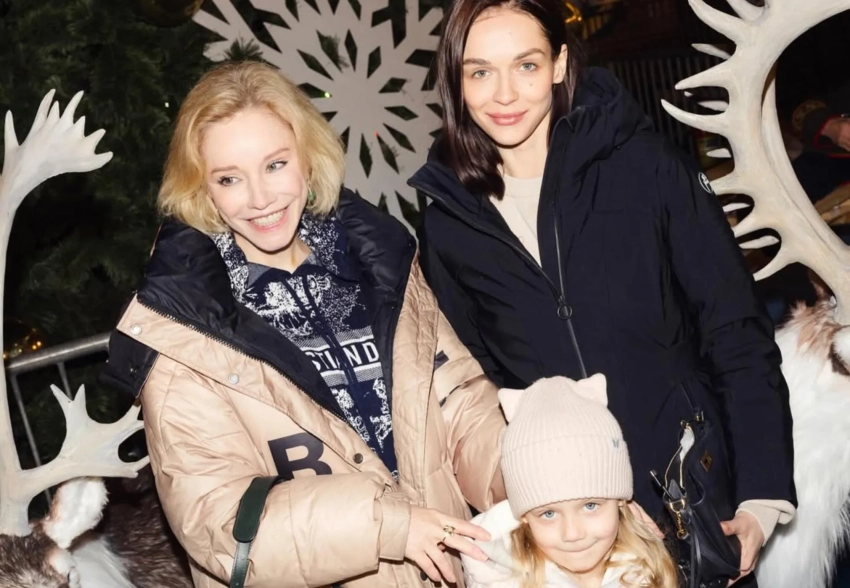 Софья Синицына посетила открытие ГУМ-катка с дочерью от Павла Табакова и Мариной Зудиной