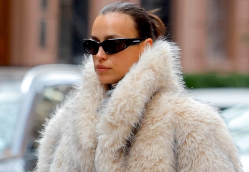 Ирина Шейк вышла на прогулку в шубе и мини-шортах