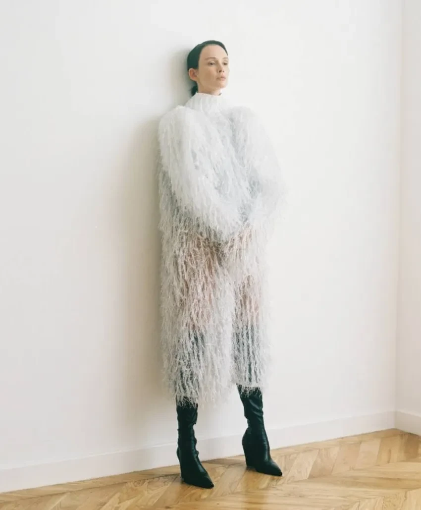 Перья и ботфорты: Паулина Андреева снялась в новой фотосессии