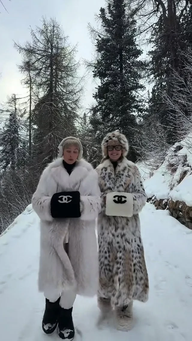 Чёрная икра, шубы и много Chanel: Оксана Бондаренко с дочерьми отдыхает в Швейцарии