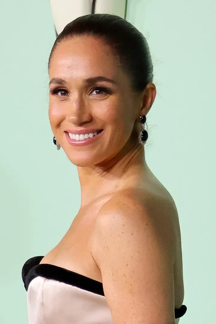 Меган Маркл в платье с декольте посетила благотворительный гала-вечер