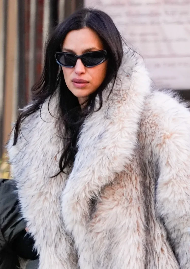 Ирину Шейк в шубе засняли вместе с восьмилетней дочерью от Брэдли Купера