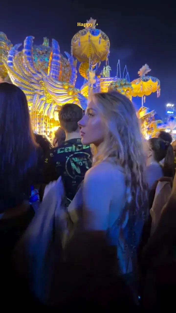 Девушка Павла Дурова (в платье с "задним декольте") и Аврора Киба повеселились на карнавале в Рио-де-Жанейро