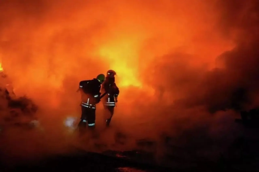 Промышленный объект в Одессе охвачен пожаром в результате удара