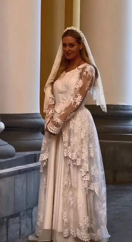 "За второй половиной дома". Кристина Асмус в свадебном платье затроллила бывшего мужа Гарика Харламова