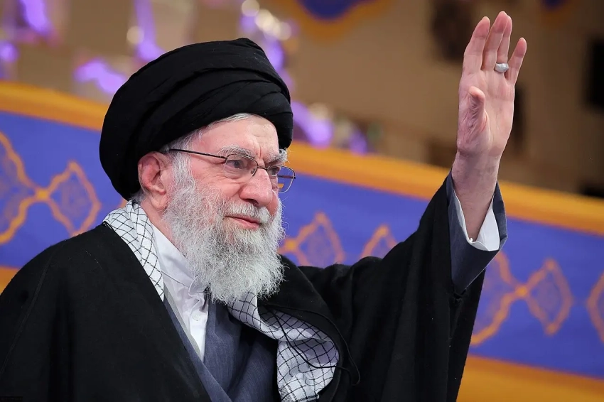 Били «наугад»: израильские ресурсы раскрыли подробности удара по Али Хаменеи