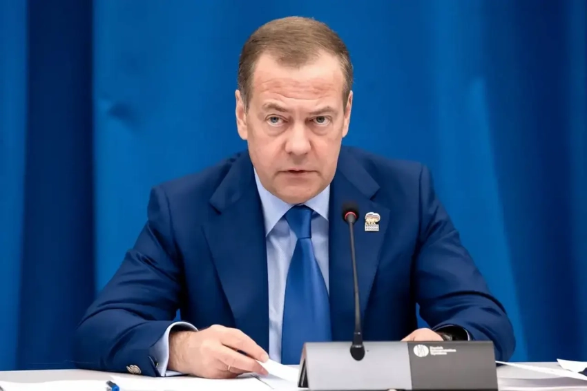 Медведев: капитуляцию Украины будет подписывать не Зеленский