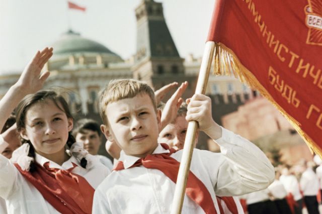 День пионерии в СССР отмечали 19 мая с поздравлениями на открытках